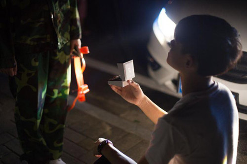 Cầu hôn bạn gái với hình trái tim bằng dàn ô tô khủng - 5