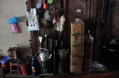 Bên trong ngôi ở biệt thự phải mặc... áo mưa! - 2