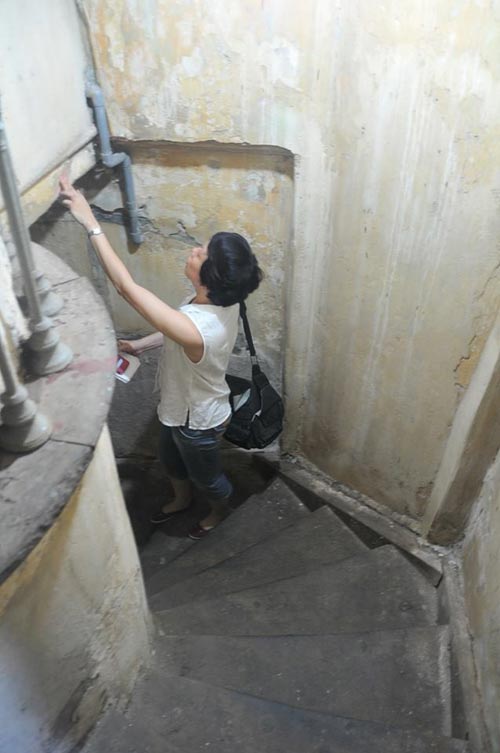 Bên trong ngôi ở biệt thự phải mặc... áo mưa! - 5