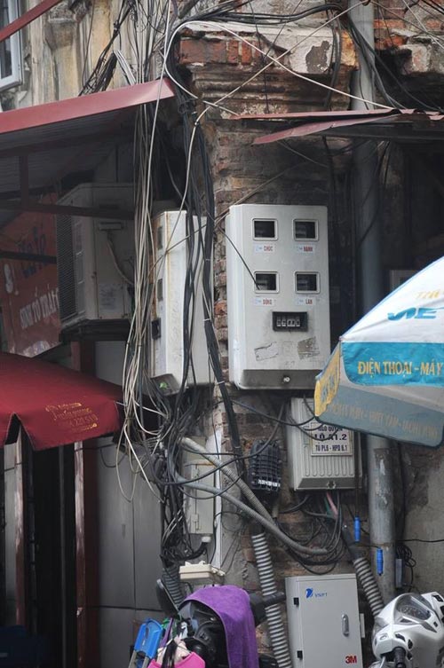 Bên trong ngôi ở biệt thự phải mặc... áo mưa! - 9