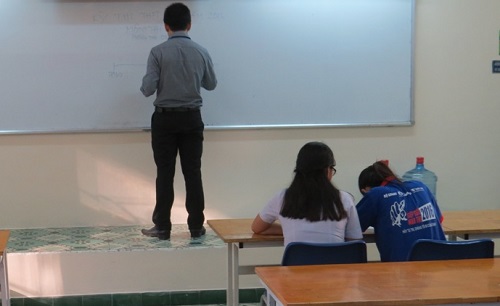 Thí sinh nữ gãy tay được người khác chép bài giúp - 3