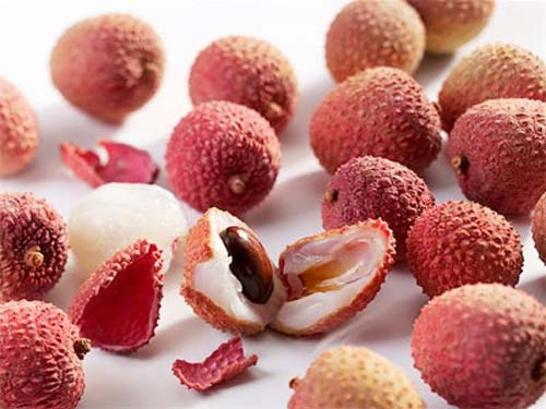 Bị hóc hạt vải, bé trai hơn 2 tuổi suýt mất mạng - 1