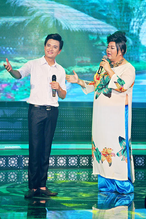 Mặc scandal, Lâm Chi Khanh vẫn duyên dáng áo dài đi hát - 9