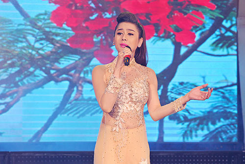 Mặc scandal, Lâm Chi Khanh vẫn duyên dáng áo dài đi hát - 2