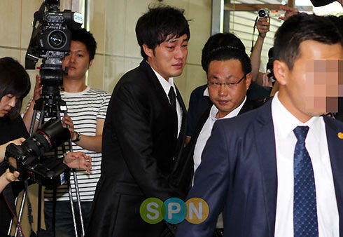 So Ji Sub lặng lẽ viếng mộ nam tài tử quot;Bản tình ca mùa đôngquot; - 2