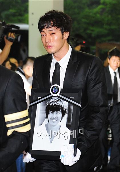 So Ji Sub lặng lẽ viếng mộ nam tài tử quot;Bản tình ca mùa đôngquot; - 3
