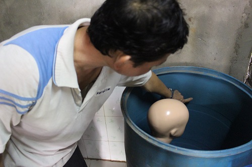 Lời khai của người chồng cắt tay vợ rồi bỏ vào thùng nước cho chết - 2