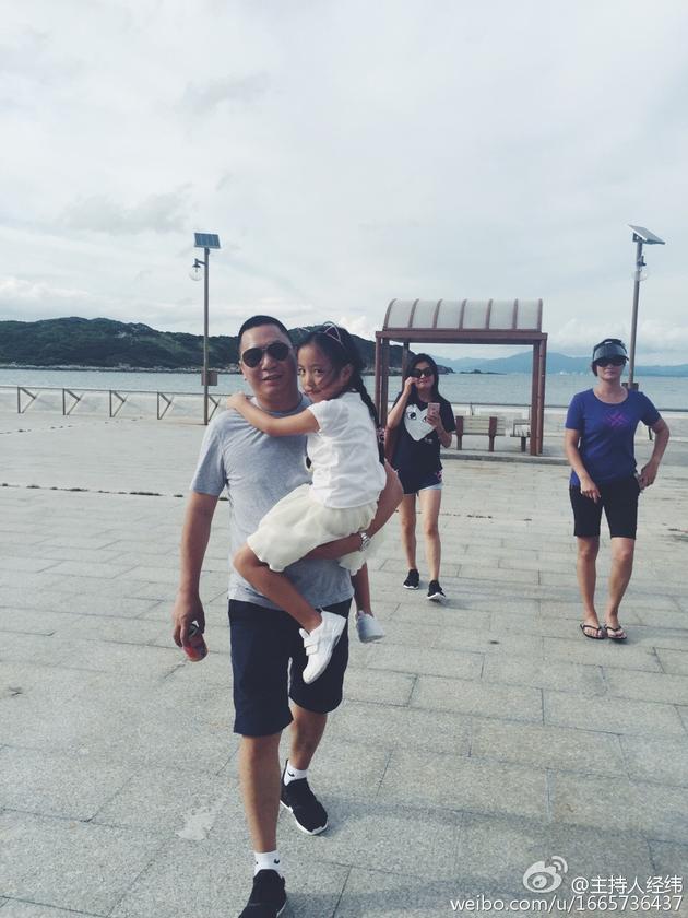 Bắt gặp vợ chồng Triệu Vy diện đồ đôi giản dị đưa con gái đi chơi - 1