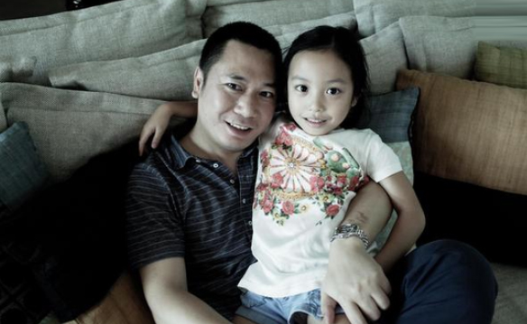 Bắt gặp vợ chồng Triệu Vy diện đồ đôi giản dị đưa con gái đi chơi - 2