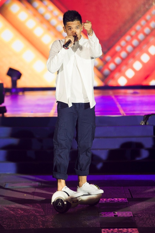 Hòa Minzy đi chân đất, biểu diễn thu hút ở phố đi bộ Nguyễn Huệ - 10