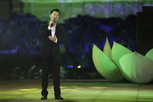 Hòa Minzy đi chân đất, biểu diễn thu hút ở phố đi bộ Nguyễn Huệ - 11