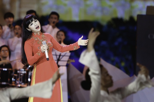 Hòa Minzy đi chân đất, biểu diễn thu hút ở phố đi bộ Nguyễn Huệ - 12