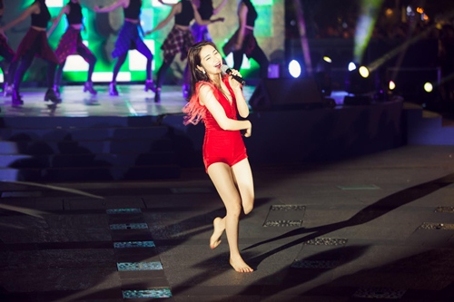 Hòa Minzy đi chân đất, biểu diễn thu hút ở phố đi bộ Nguyễn Huệ - 2