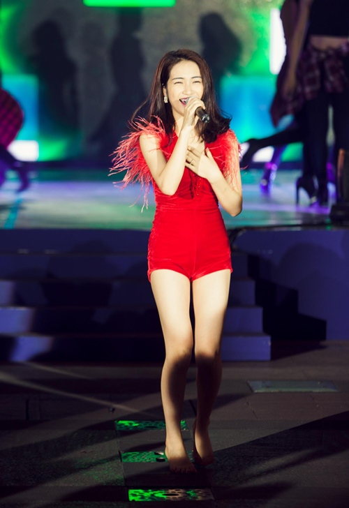 Hòa Minzy đi chân đất, biểu diễn thu hút ở phố đi bộ Nguyễn Huệ - 3