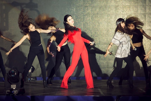 Hòa Minzy đi chân đất, biểu diễn thu hút ở phố đi bộ Nguyễn Huệ - 5