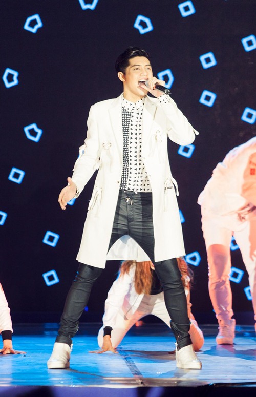 Hòa Minzy đi chân đất, biểu diễn thu hút ở phố đi bộ Nguyễn Huệ - 7