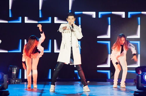 Hòa Minzy đi chân đất, biểu diễn thu hút ở phố đi bộ Nguyễn Huệ - 8