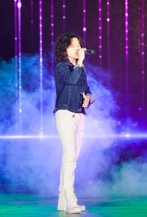 Hòa Minzy đi chân đất, biểu diễn thu hút ở phố đi bộ Nguyễn Huệ - 9