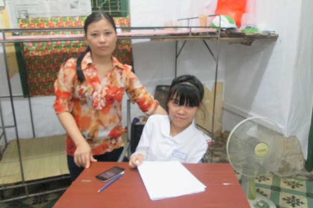 Nữ sinh ngồi xe lăn từng khóc để… xin đi học - 1