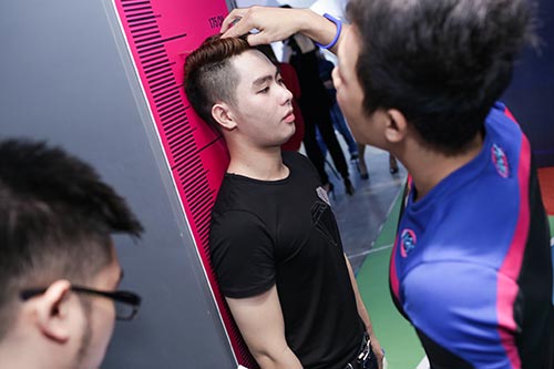 Võ Hoàng Yến quyến rũ với quot;cây đenquot; đi làm giám khảo - 6