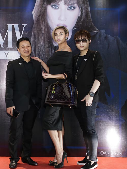 Võ Hoàng Yến quyến rũ với quot;cây đenquot; đi làm giám khảo - 3