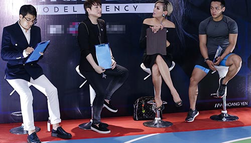 Võ Hoàng Yến quyến rũ với quot;cây đenquot; đi làm giám khảo - 11