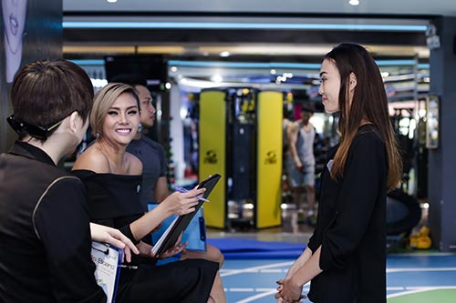 Võ Hoàng Yến quyến rũ với quot;cây đenquot; đi làm giám khảo - 5