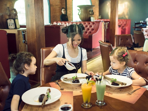 Diva Hồng Nhung cột tóc quot;Na Traquot;, đưa Tôm - Tép đi chơi đầu tuần - 4