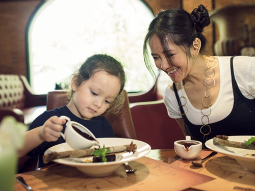 Diva Hồng Nhung cột tóc quot;Na Traquot;, đưa Tôm - Tép đi chơi đầu tuần - 5