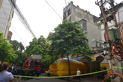 Giải cứu người đàn ông có ý định nhảy tầng 5 tự tử - 1