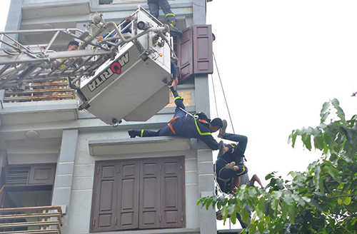 Giải cứu người đàn ông có ý định nhảy tầng 5 tự tử - 3