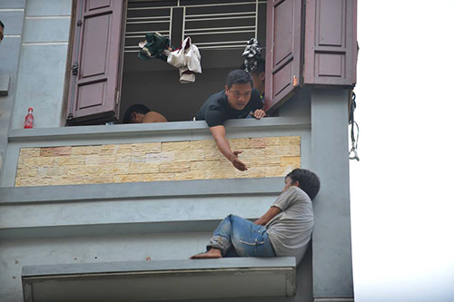 Giải cứu người đàn ông có ý định nhảy tầng 5 tự tử - 2