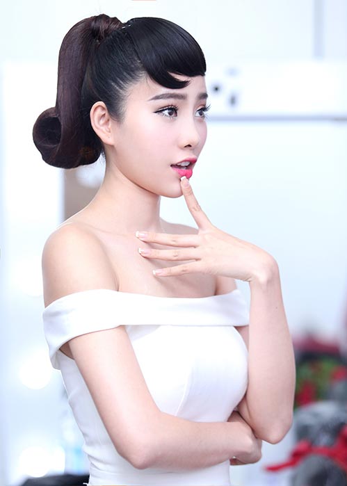 Hậu bị nhắc nhở vì quá sexy, Nam Em buông lơi vai trần - 2