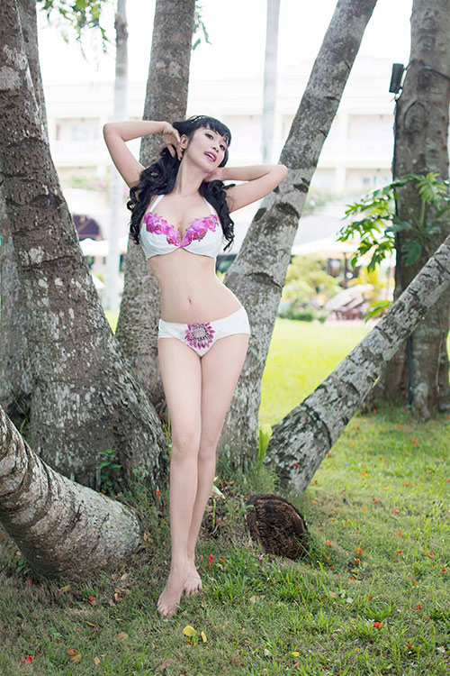 Lê Kiều Như bốc lửa với bikini làm từ túi nilon tái chế - 4