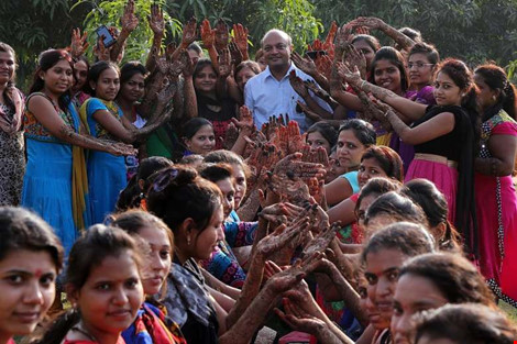 Người đàn ông làm cha vợ 472 lần dù không có con gái - 1