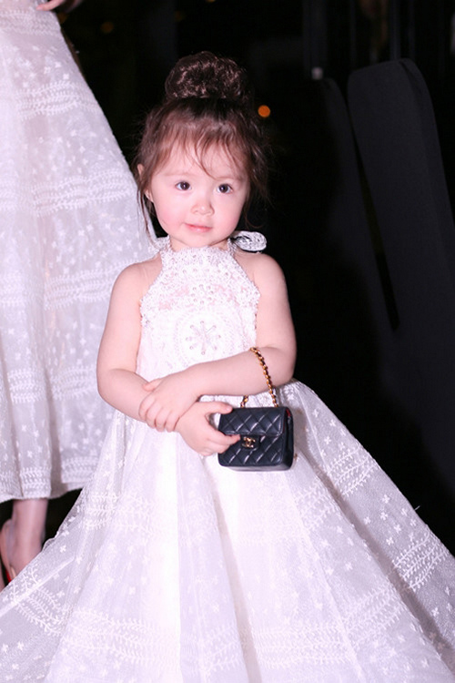 Tủ đồ hiệu của hai quot;cục cưngquot; nhà Elly Trần rất đáng để ghen tị - 4