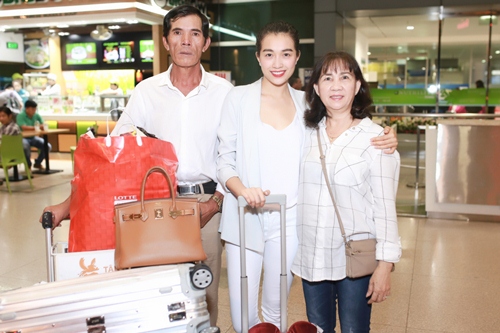 Bố mẹ ra sân bay đón Á hậu Lệ Hằng lúc nửa đêm - 3