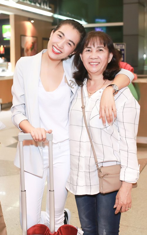 Bố mẹ ra sân bay đón Á hậu Lệ Hằng lúc nửa đêm - 4