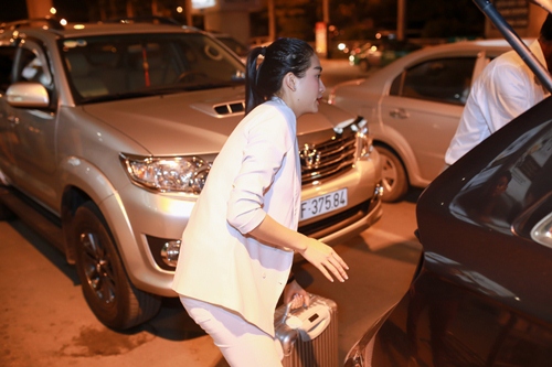 Bố mẹ ra sân bay đón Á hậu Lệ Hằng lúc nửa đêm - 5