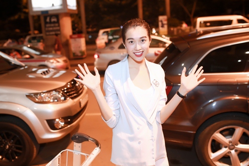 Bố mẹ ra sân bay đón Á hậu Lệ Hằng lúc nửa đêm - 7