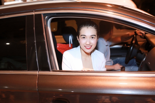 Bố mẹ ra sân bay đón Á hậu Lệ Hằng lúc nửa đêm - 8