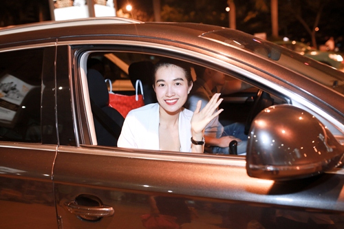 Bố mẹ ra sân bay đón Á hậu Lệ Hằng lúc nửa đêm - 9