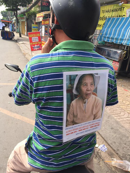 Nhờ cộng đồng mạng, con trai dán ảnh lên lưng tìm thấy mẹ bị lạc - 2