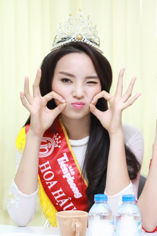 HH Kỳ Duyên: quot;Cảm thấy rất xấu hổ vì thường đến muộnquot; - 1