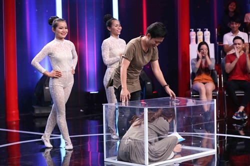 Hari Won sợ hãi, mếu máo vì siêu nhân xoay cổ 180 độ - 7