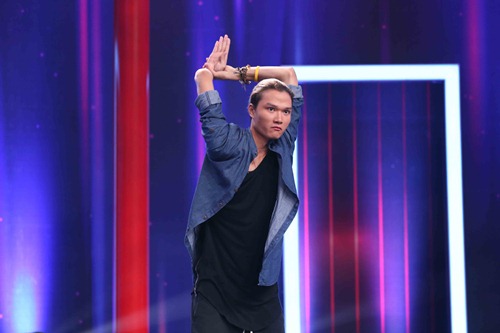 Hari Won sợ hãi, mếu máo vì siêu nhân xoay cổ 180 độ - 2