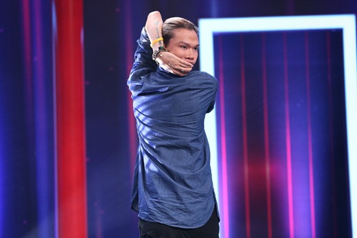 Hari Won sợ hãi, mếu máo vì siêu nhân xoay cổ 180 độ - 3