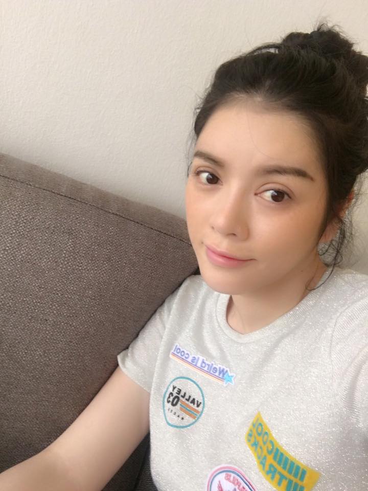 Lý Nhã Kỳ khéo chọn áo phông quot;đặc trịquot; ngực quá khổ - 2