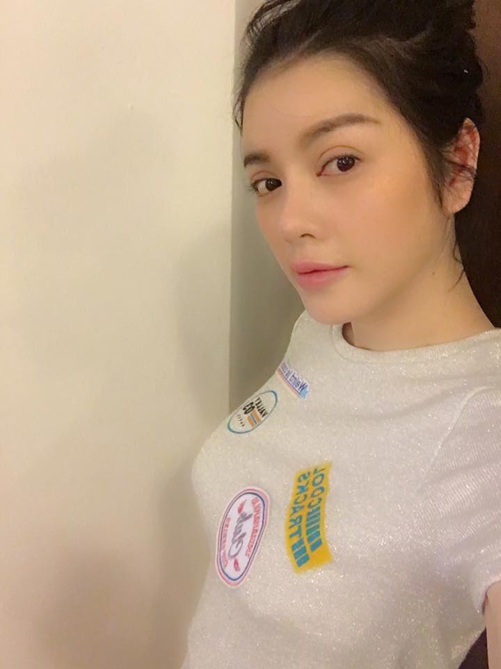 Lý Nhã Kỳ khéo chọn áo phông quot;đặc trịquot; ngực quá khổ - 1