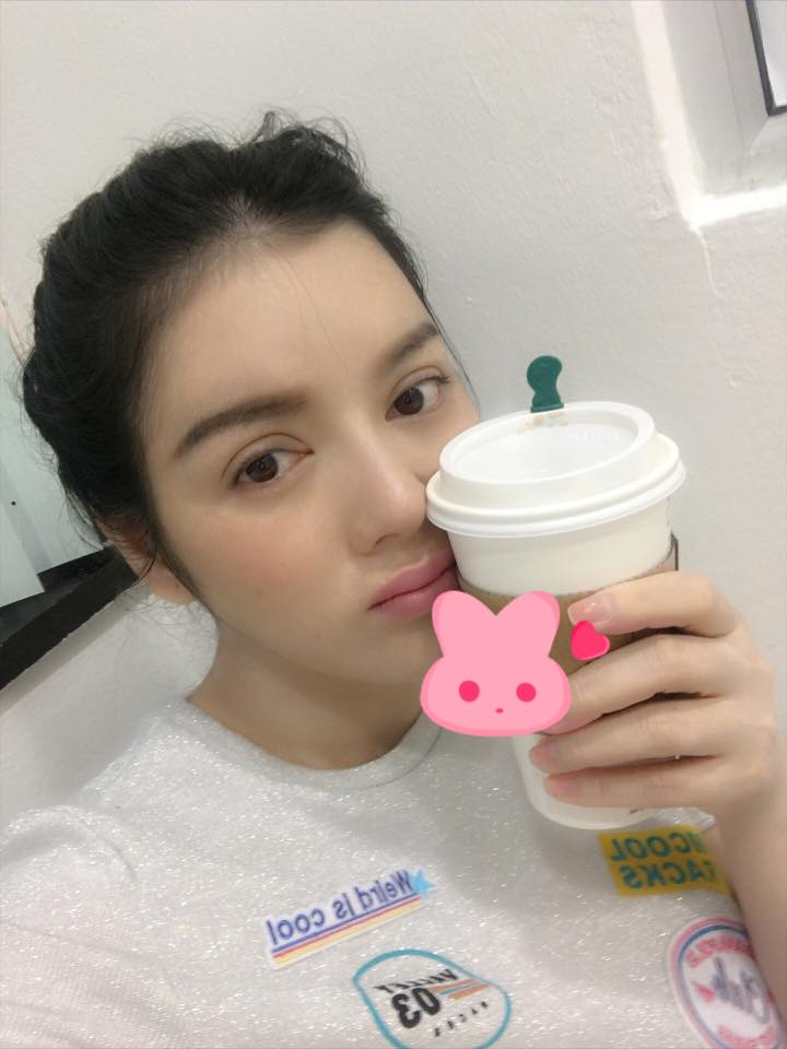 Lý Nhã Kỳ khéo chọn áo phông quot;đặc trịquot; ngực quá khổ - 3